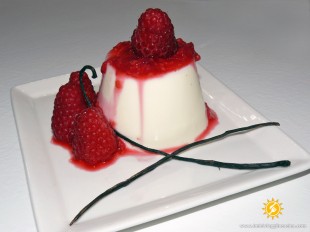 panna_cotta_alla_vaniglia_con_lamponi